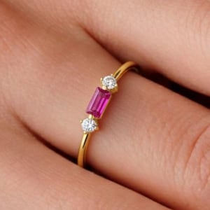 Pierścionek ze złota 14K z rubinem bagietkowym i delikatnym akcentem z imitacji diamentów