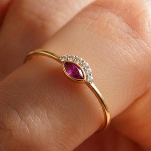 Marquise Rubin Evil Eye Ring - 14K Solid Gold mit künstlichem Diamant, zierlicher Geburtsstein