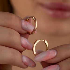 14 kt massief gouden Huggie-oorbellen, platte rand, stapelsieraden