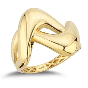 Può includere: Un anello in oro lucido con un design astratto e intrecciato. L'anello presenta una forma liscia e fluida con una fascia strutturata. L'anello è contrassegnato con "14K".