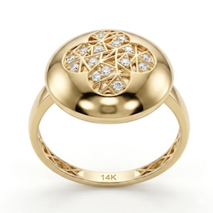 K&ouml;nnte beinhalten: Ein goldener Ring mit gew&ouml;lbtem Oberteil, der ein geometrisches Muster mit kleinen, funkelnden Diamanten aufweist. Der Ring hat ein goldenes Band mit einem dekorativen, durchbrochenen Muster. Der Ring ist mit "14K" gestempelt.
