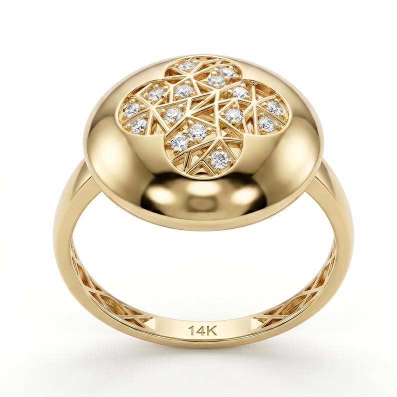 K&ouml;nnte beinhalten: Ein goldener Ring mit gew&ouml;lbtem Oberteil, der ein geometrisches Muster mit kleinen, funkelnden Diamanten aufweist. Der Ring hat ein goldenes Band mit einem dekorativen, durchbrochenen Muster. Der Ring ist mit "14K" gestempelt.