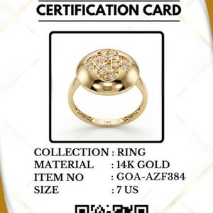 K&ouml;nnte beinhalten: Ein goldener Ring aus 14 Karat mit einem floralen Diamantmuster auf einem gew&ouml;lbten Aufsatz. Der Ring hat die Gr&ouml;&szlig;e 7 US. Die Zertifizierungskarte stammt von Gold of America. Der Ringdurchmesser betr&auml;gt ca. 17,3 mm.