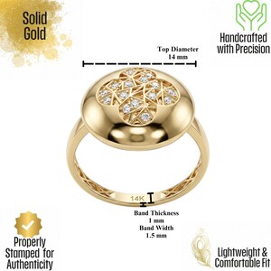 K&ouml;nnte beinhalten: Ein goldener Ring mit gew&ouml;lbtem Oberteil, der ein Blumenmuster mit kleinen, funkelnden Steinen aufweist. Der Ring hat eine Bandst&auml;rke von 1 mm und eine Bandbreite von 1,5 mm. Der obere Durchmesser betr&auml;gt 14 mm. Der Ring ist mit "14K" gestempelt.
