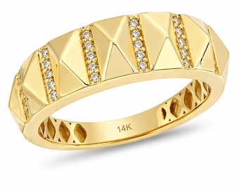 Anello a triangolo geometrico in oro massiccio 14 carati con pavé di diamanti e fascia testurizzata, gioiello moderno e di tendenza, regalo unico unisex per matrimonio o anniversario.