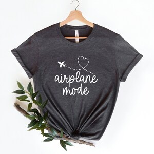 Geschenk für Reisende, Flugzeug-Modus Shirt, Flugzeug Shirt, Reise Shirt, Urlaubs Shirt, Vacay Mode Crewneck, Luftfahrt Shirt, süßes Reise Shirt Bild 4