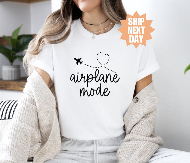 Geschenk für Reisende, Flugzeug-Modus Shirt, Flugzeug Shirt, Reise Shirt, Urlaubs Shirt, Vacay Mode Crewneck, Luftfahrt Shirt, süßes Reise Shirt Bild 1