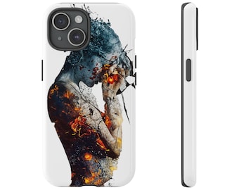 Könnte beinhalten: Weißes Handycase mit einem digitalen Kunstdesign. Das Kunstwerk zeigt eine Person mit einem feurigen, fragmentierten Aussehen, mit Blau-, Orange- und Weißtönen. Das Case hat eine glänzende Oberfläche und ein schwarzes Kameramodul.