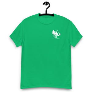 Op de afbeelding: Een felgroen t-shirt met een witte afbeelding op de borst. De afbeelding toont een gestileerde vogel met een zwaard, met daaronder het woord "CONNACHT". Het t-shirt hangt aan een zwarte hanger.