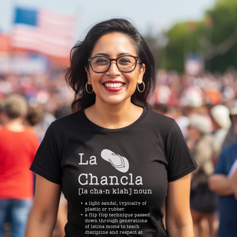 Zabawna koszulka La Chancla, koszulka z napisem Hispanic Mom, słodki prezent dla mamy Latynoski, koszulka Madre Latina, zabawna koszulka Dichos Latinos zdjęcie 2