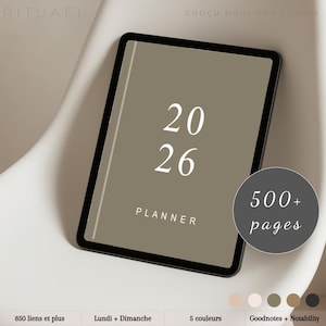 Peut inclure: Un agenda numérique pour 2026, affiché sur une tablette. La couverture est vert olive clair avec les chiffres "20 26" et le mot "PLANNER" en blanc. Un graphique circulaire indique "500+ pages". La tablette repose sur une chaise blanche.