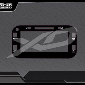 以下が含まれることがあります： 「Xplicit Designz」の文字とスタイリッシュなデザインが施された、黒とグレーのグラフィック。グラフィックは、「Menu」、「Off」、「Mem OK」、「On View」とラベル付けされたボタンが付いた黒い長方形のパネルが特徴です。背景は繰り返しのパターンです。