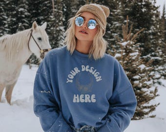 Maqueta de sudadera Gildan 18000 azul índigo, maqueta de sudadera Gildan 18000 talla, maqueta de sudadera Gildan 18000 con caballo