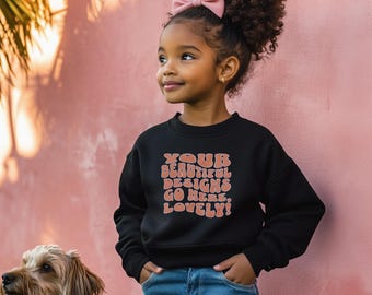 Maqueta de Gildan 18000B, maqueta de Gildan 18000B negra, maqueta de sudadera negra para niños, maqueta de 18000B negra para niñas, maqueta de niña y perro, cuello redondo