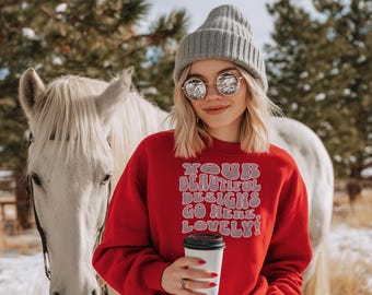 Maqueta de Gildan 18000 roja, maqueta de Gildan 18000 roja navideña, maqueta de sudadera Gildan de invierno, maqueta con caballos, maqueta de jersey de cuello redondo Gildan
