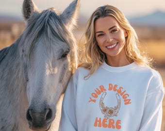 Maqueta de sudadera Gildan 18000 Western blanca, maqueta de sudadera Gildan 18000 talla, maqueta de sudadera Gildan 18000 con temática ecuestre, maqueta de sudadera con caballo