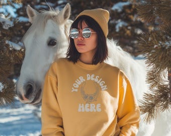 Maqueta de Champion S600 Gold Glint, maqueta de exterior, maqueta de invierno, maqueta de sudadera con caballo, maqueta de amante de los caballos, maqueta de sudadera amarilla