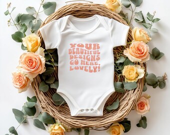 Maqueta de body blanco para bebé, maqueta de Bella Canvas 100B blanca, maqueta minimalista de body blanco para bebé, maqueta de body blanco para bebé en posición horizontal, en cesta