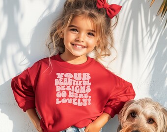 Maqueta de Gildan 18000B, maqueta de Gildan 18000B roja, maqueta de sudadera roja para niños, maqueta de niña 18000B roja, maqueta de niña y perro, sudadera roja juvenil