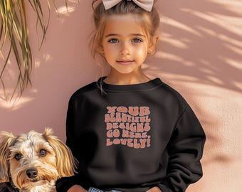 Maqueta de Gildan 18000B, maqueta de Gildan 18000B negra, maqueta de sudadera negra para niños, maqueta de 18000B negra para niñas, maqueta de niña y perro, cuello redondo