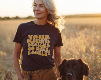 Maqueta de abuela con perro en lona Bella Canvas 3001 negra, maqueta de Gildan 5000 negra, maqueta de camiseta de abuela, maqueta de camiseta negra de mujer mayor, maqueta de camiseta de mujer mayor