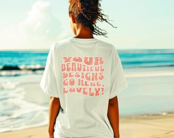 Op de afbeelding: Wit T-shirt met een roze retro-lettertypeontwerp dat "YOUR BEAUTIFUL DESIGNS GO HERE, LOVELY!" zegt.