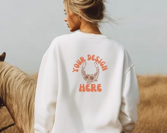 Maqueta de Gildan 18000 blanca en la parte posterior, maqueta de sudadera blanca vista desde atrás, maqueta de jinete a caballo, maqueta de vaquera con caballo