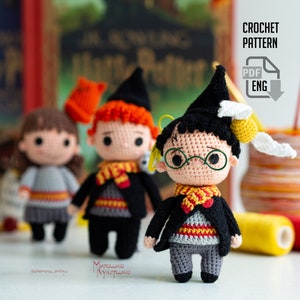 Puede incluir: Patrón de crochet para tres personajes amigurumi de la serie Harry Potter. Los personajes son Harry Potter, Ron Weasley y Hermione Granger. El patrón está disponible en inglés y es una descarga PDF.