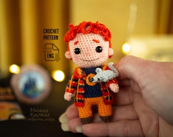 Bambola amigurumi Little Ginger Wizard da 8,5 cm, modello all'uncinetto con vista frontale