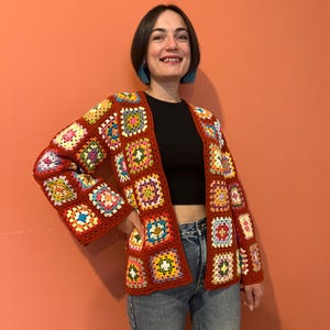 Cardigan carré grand-mère au crochet : veste en tricot bohème rouge brique