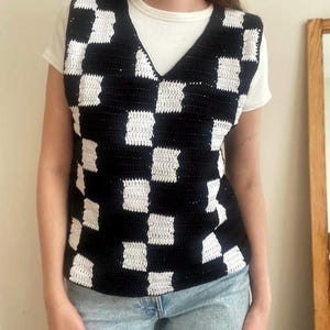 かぎ針編みのチェック柄ベスト、黒と白のセーターベスト、水曜日のベスト、ユニセックスベスト、彼女へのギフト