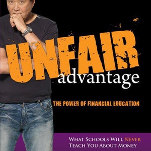 Puede incluir: Portada de libro con un hombre con una camisa negra y pantalones vaqueros azules. El título es "Unfair Advantage: The Power of Financial Education. What Schools Will Never Teach You About Money." por Robert T. Kiyosaki.