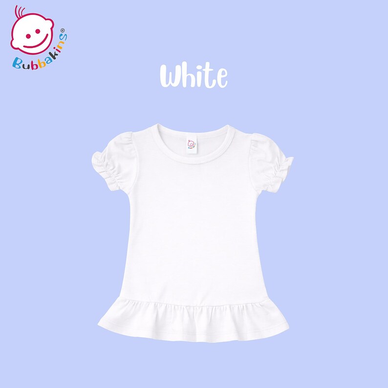 K&ouml;nnte beinhalten: Ein schlichtes wei&szlig;es Kurzarmshirt mit gerafften Puff&auml;rmeln und einem ger&uuml;schten Saum. Das Kleidungsst&uuml;ck hat ein kleines Etikett am Halsausschnitt und der Text White steht &uuml;ber dem Shirt, mit dem Bubbakins-Logo in der Ecke.