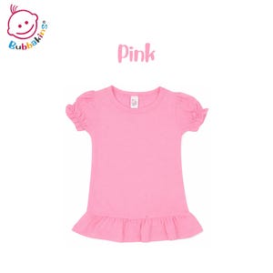 K&ouml;nnte beinhalten: Ein einfarbig rosa T-Shirt mit kurzen &Auml;rmeln, rundem Halsausschnitt, gerafften Puff&auml;rmeln und einem ger&uuml;schten Saum. Das Kleidungsst&uuml;ck enth&auml;lt ein kleines wei&szlig;es Innenetikett am Kragen mit dem Bubbakins-Logo und dem Text Pink dar&uuml;ber.