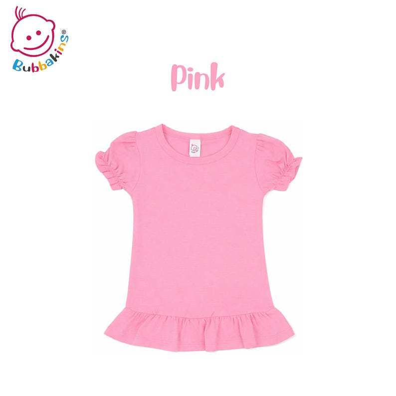K&ouml;nnte beinhalten: Ein einfarbig rosa T-Shirt mit kurzen &Auml;rmeln, rundem Halsausschnitt, gerafften Puff&auml;rmeln und einem ger&uuml;schten Saum. Das Kleidungsst&uuml;ck enth&auml;lt ein kleines wei&szlig;es Innenetikett am Kragen mit dem Bubbakins-Logo und dem Text Pink dar&uuml;ber.