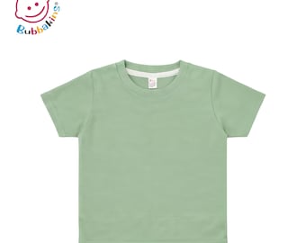 Pode incluir: Uma t-shirt de manga curta em verde sálvia sólido com gola redonda e acabamento interior branco. A peça apresenta uma pequena etiqueta de marca branca na gola e o logótipo Bubbakins no canto superior esquerdo com um ícone de bebé.