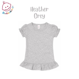 K&ouml;nnte beinhalten: Ein heather-graues Kurzarmshirt mit Rundhalsausschnitt, gerafften Puff&auml;rmeln und einem ger&uuml;schten Saum. Das Shirt hat ein kleines wei&szlig;es Markenetikett am Innenhals mit dem Text Bubbakins und Heather Grey dar&uuml;ber.