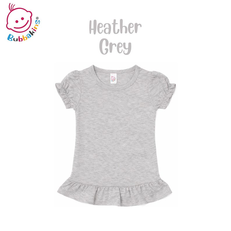 K&ouml;nnte beinhalten: Ein heather-graues Kurzarmshirt mit Rundhalsausschnitt, gerafften Puff&auml;rmeln und einem ger&uuml;schten Saum. Das Shirt hat ein kleines wei&szlig;es Markenetikett am Innenhals mit dem Text Bubbakins und Heather Grey dar&uuml;ber.