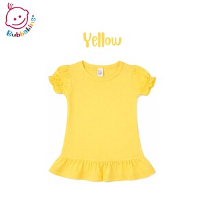 K&ouml;nnte beinhalten: Ein leuchtend gelbes Kurzarmshirt mit Rundhalsausschnitt, gerafften Puff&auml;rmeln und einem ger&uuml;schten Saum. Das Bubbakins-Logo und der Text Yellow sind &uuml;ber dem Kleidungsst&uuml;ck zu sehen, das ein kleines wei&szlig;es Markenetikett enth&auml;lt.