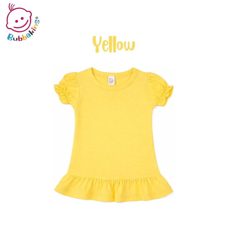 K&ouml;nnte beinhalten: Ein leuchtend gelbes Kurzarmshirt mit Rundhalsausschnitt, gerafften Puff&auml;rmeln und einem ger&uuml;schten Saum. Das Bubbakins-Logo und der Text Yellow sind &uuml;ber dem Kleidungsst&uuml;ck zu sehen, das ein kleines wei&szlig;es Markenetikett enth&auml;lt.