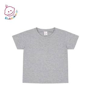 Könnte beinhalten: Ein schlichtes, grau meliertes Kurzarm-T-Shirt mit Rundhalsausschnitt. Das Shirt hat ein kleines weißes Innenetikett am Kragen mit dem Bubbakins-Logo, das auch in der oberen linken Ecke mit dem Schriftzug Bubbakins zu sehen ist.