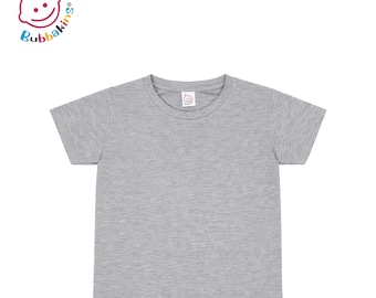Pode incluir: Uma t-shirt de manga curta em cinzento mesclado com decote redondo. A peça apresenta uma pequena etiqueta branca no interior da gola com o logótipo Bubbakins, que também aparece no canto superior esquerdo com o texto Bubbakins.