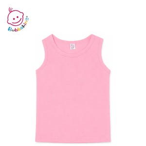 Könnte beinhalten: Ein einfarbiges, hellrosa ärmelloses Tanktop mit Rundhalsausschnitt. Das Kleidungsstück verfügt über ein kleines weißes Innenetikett am Hals mit dem Bubbakins-Logo, das auch in der oberen linken Ecke mit dem Text Bubbakins zu sehen ist.
