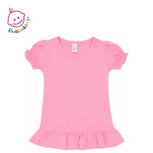 K&ouml;nnte beinhalten: Ein einfarbiges rosa T-Shirt mit kurzen &Auml;rmeln, rundem Halsausschnitt und einem ger&uuml;schten Saum. Die &Auml;rmel sind an den Schultern und B&uuml;ndchen gerafft. Ein kleines wei&szlig;es Etikett mit dem Bubbakins-Logo ist am Innenkragen sichtbar, Logo oben.