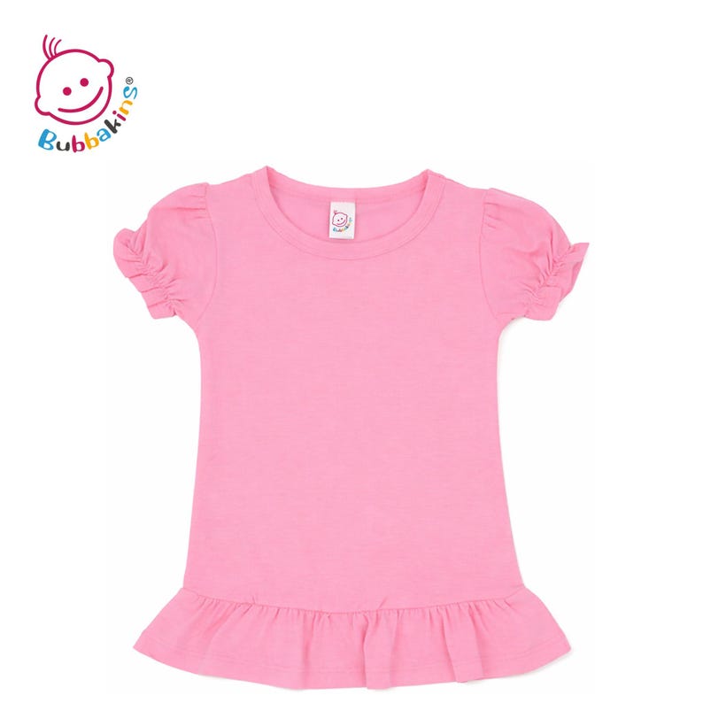 K&ouml;nnte beinhalten: Ein einfarbiges rosa T-Shirt mit kurzen &Auml;rmeln, rundem Halsausschnitt und einem ger&uuml;schten Saum. Die &Auml;rmel sind an den Schultern und B&uuml;ndchen gerafft. Ein kleines wei&szlig;es Etikett mit dem Bubbakins-Logo ist am Innenkragen sichtbar, Logo oben.