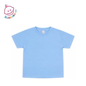 Könnte beinhalten: Ein einfarbiges, hellblaues T-Shirt mit kurzen Ärmeln und Rundhalsausschnitt. Das Shirt hat ein kleines weißes Innenetikett am Kragen mit dem Bubbakins-Logo, das auch oben links mit dem Schriftzug Bubbakins zu sehen ist.