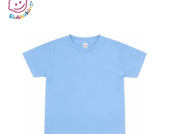 Pode incluir: Uma t-shirt de manga curta em azul claro liso com gola redonda. A peça apresenta uma pequena etiqueta interior branca na gola com o logótipo Bubbakins, que também aparece no canto superior esquerdo com o texto Bubbakins.