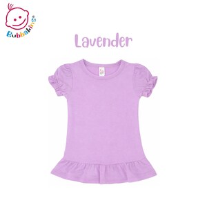 K&ouml;nnte beinhalten: Ein lavendelfarbenes T-Shirt mit kurzen &Auml;rmeln, rundem Halsausschnitt, ger&uuml;schten &Auml;rmelb&uuml;ndchen und einem ger&uuml;schten Saum. Das Shirt hat ein kleines wei&szlig;es Markenetikett am Innenkragen und den Text Lavender in Lila dar&uuml;ber.