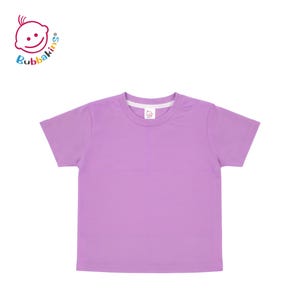 Könnte beinhalten: Ein einfarbiges, hellviolettes T-Shirt mit kurzen Ärmeln und Rundhalsausschnitt. Der innere Kragen hat einen weißen Besatz und ein kleines weißes Etikett mit dem Bubbakins-Logo. Das Bubbakins-Logo ist zudem oben links farbig aufgedruckt.
