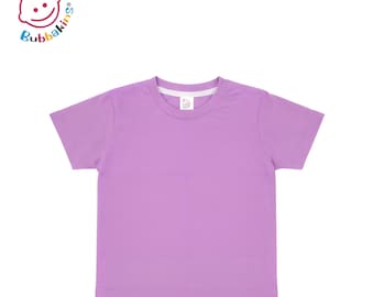 Pode incluir: Uma t-shirt de manga curta de cor violeta claro lisa com decote redondo. O interior da gola apresenta um rebordo branco e uma pequena etiqueta branca com o logótipo Bubbakins. O logótipo Bubbakins está impresso no canto superior.
